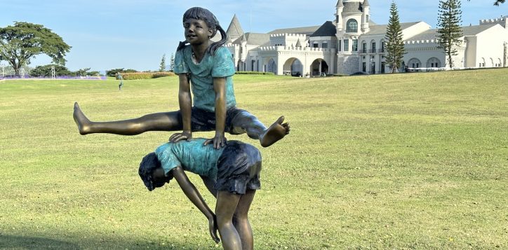 movenpick-resort-khao-yai-lawn-with-kids-scultures-2