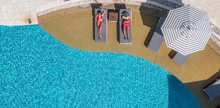 movnepick-resort-khao-yai_relax-by-swiming-pool-2